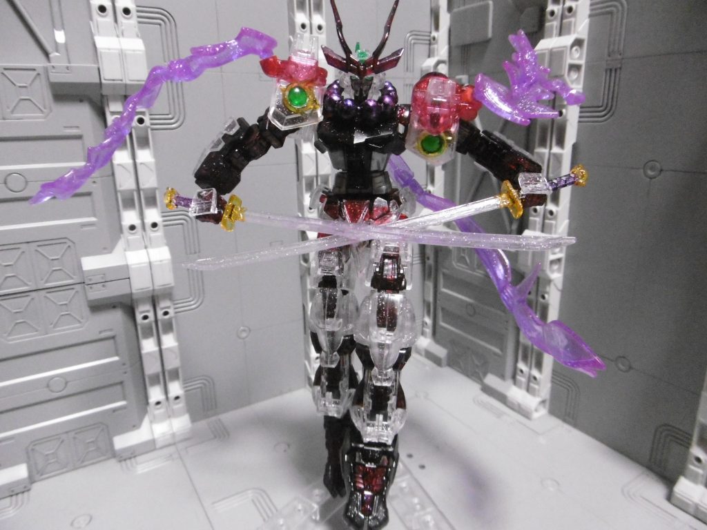 頭部は戦国アストレイそのままではなく、余剰のレッドフレーム顔に変更。
ツインアイのみシール、他のセンサー類は塗装。
一部を除き、全てクリアーカラーで塗装しています。
武装は粒子化された刀２本のみ。詳細は後述