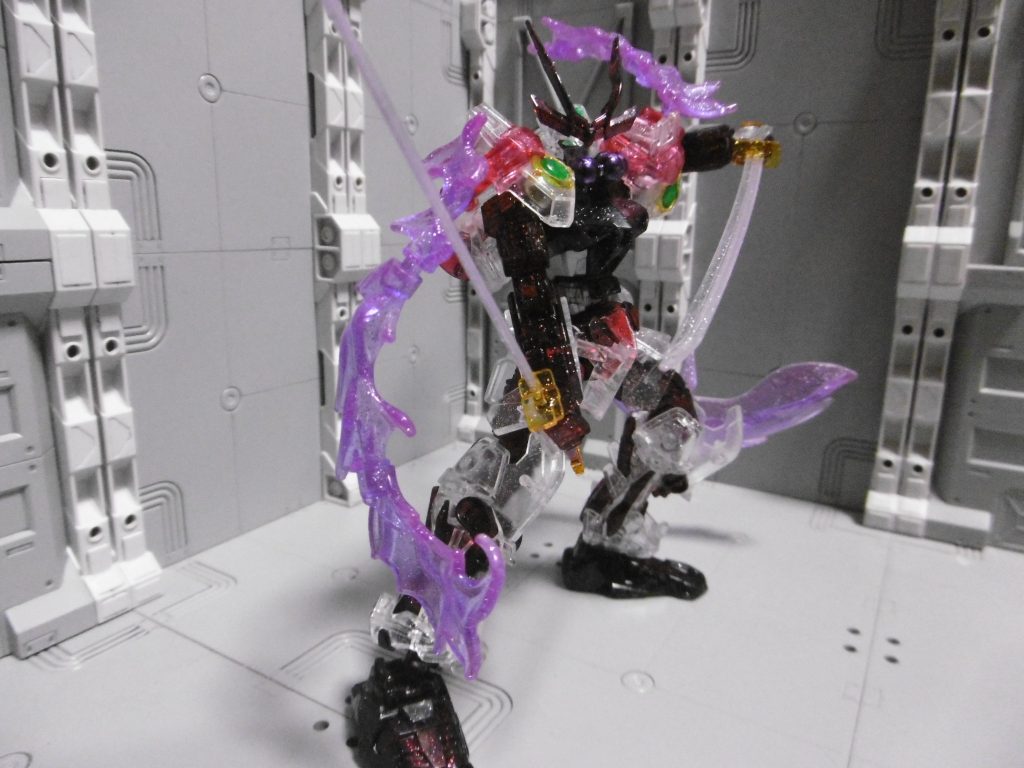 ＮＩＮＪＡたる所以は、各特殊能力にあります。
下記の粒子や幕にジャミング等の効果は無し。直接攻撃に対する攪乱効果のみで、基本的には隠密行動を取らず好戦的。従来の忍者ＭＳと違い、光・熱・音などの探知に掛かります。威圧目的から大袈裟に反応させる事も。

■全身を粒子化させており、視認性を大幅に下げる
　→ 実体も重量もほぼ無く、物理ダメージを通さない（９割減）

■自機の周囲にビーム攪乱幕を展開し、ビーム射撃ダメージを大幅に減衰（９割減）
　→ ビーム格闘は影響の対象外だが、粒子を自在に動かせるので不意打ち以外まず当たらない

■動力：永久機関
　→ 両肩にあるのは粒子生成装置。永久機関により無限に生産可能

■自力飛行可能。スラスターと併用する事で自在に方向転換できる
　→ 移動速度は粒子の流れる速さに依存。推力による補助は不要

■反応速度が非常に高い
　→ ターンＸの「ブラディ・シージ」のように分離し、攻撃を完全回避
　→ 攻撃には使えない。分身ならぬ分離回避技