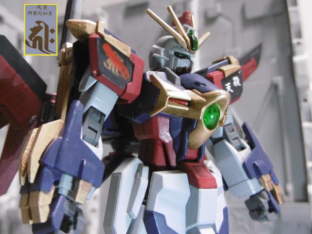 両肩の刻印は「デッド」の名の由来（左 → 右の順に決定）
左肩の文字『天殺』は【天中殺】から来ています。意味は「天が味方しない時」で、元々の成型色がダークホワイトだった事から連想し、手持ちの漢字デカール組み合わせによる結果。
右肩は梵字。光の象徴（量り知れない光を持つ者）ともされる【阿弥陀如来】を、打消し線で否定。それで天（中）殺を表現しています。
現実的にはバチ当たりでしょうけど、あくまで改造ガンプラにおける世界観での設定なのでお許し下さい

ツインアイは下にシールを貼るタイプに。周りを黒で縁取りすると、光を当てても意外と目立たない気がします。それはそれで方向性と合致
胸部には、*ある秘密*が・・・？