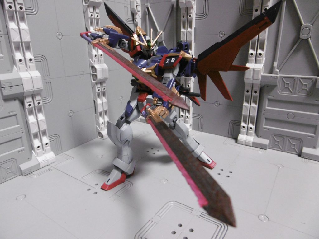 刃の先端はやすりを使わず、ニッパーで山型になるよう切って尖らせています。両刃剣でも刀でも、少しずつ角度を変えて切ればあまり目立ちません

合体剣（アンビデクストラスフォーム）はオミット。
間合いを取った範囲攻撃よりも、手数の多さで攻撃の隙を無くします。
攻撃力より機動性を重視。
ＨＧＣＥ版エクスカリバーだとより大きくて長いそうですが、双剣スタイルであれば旧ＨＧ版の方が短くて取り回しが良く、最適だと思います。
設定上の理由だけでなく「撮影スペースからはみ出す」「接続部も塗装済み（塗膜やや厚め）で、塗膜が剥がれたり分解時に折れる可能性」というキット的な理由も含みます