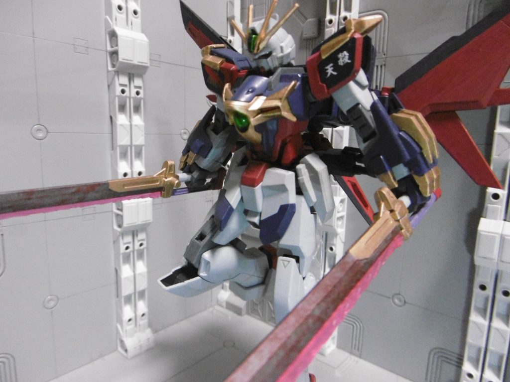 エクスカリバーは刀身を焼鉄色に染め、ブラッドレッドでドライブラシ。
過去作の亡婁と同じ事をやっています。今回はより暗めの色で禍々しさを強調。両刃に血塗れ表現。逆手持ちして後方に薙ぎ払えばダメージを入れられます。非フェイズシフト装甲に対する消費エネルギー緩和

ドライブラシは一般的にフチ等のウェザリング表現かと思われますが、個人的には城スケールモデルにおける石垣塗装の感覚で毎回使っています。