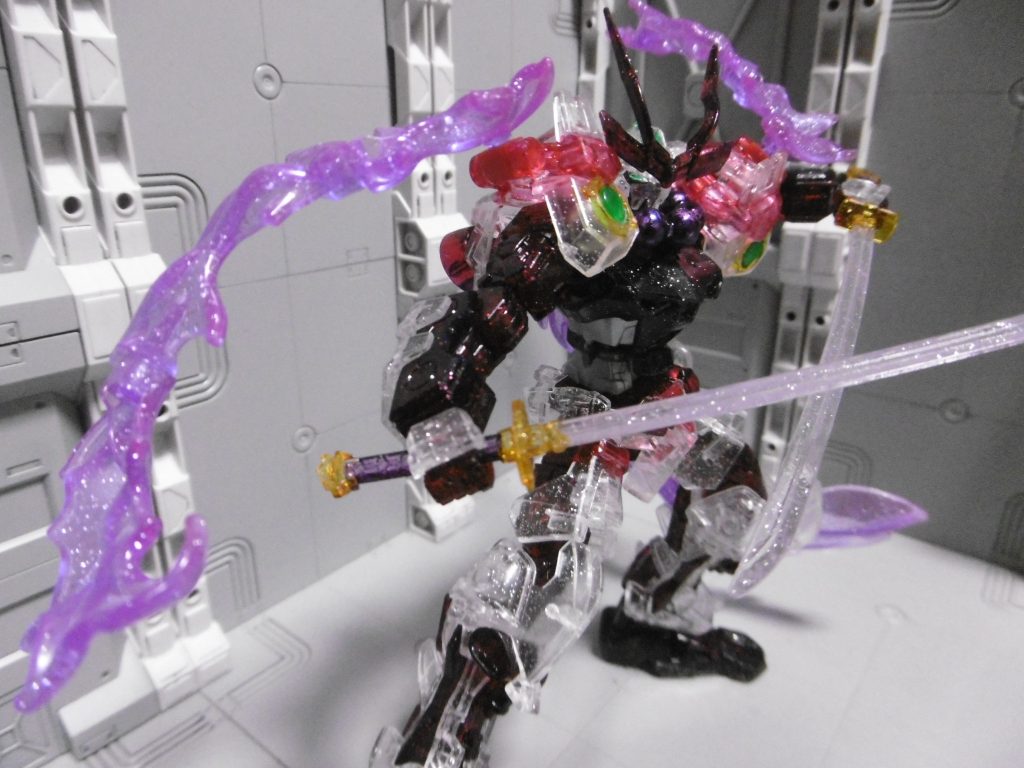 重量の概念が無い、非実体の霊刀【秀真】【守恒】を持つ。
粒子量に応じて刃を無限に伸ばせる。重量が存在しないため、長大な刃を高速で振り回せる。
ただし刀状に粒子を形成させる必要があり、且つ人型を形成しつつ手に持たなければダメージが入らない。粒子の分離状態では回避以外の術なし。

↑スパロボＦ版イデオンソードのような攻撃範囲を持っています。直線方向に無限。
霊刀の名は、忍者ゲーム『Ｓｈｉｎｏｂｉ』に登場する兄弟から拝借。
それぞれ、ホツマ・モリツネと読みます。
外見は全く同じで差が無く、使い手による通称。右側が秀真。
ただの粒子形成刀ではなく霊刀である理由、それは …