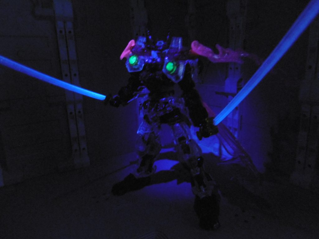 異常な反応速度・永久機関・各ダメージ大幅弱体化・攻撃射程無限など、あらゆる要素を持つ無敵のＮＩＮＪＡだが、弱点は存在する。実体化部位にのみダメージが通り、急所に直撃を受けると完全消滅

↑特殊能力の異常さは『スーパーロボット大戦Ｚ（ＳＰ版）』に登場するラスボス「Ｘａｎ -斬-」が由来。
その「フォトンマット超＋分身＋オールキャンセラー」を継承しています。
他の能力は搭載しておらず、弱点に直撃で一撃必殺なため、Ｘａｎに比べたらかなり弱いです。
ＨＰも腹部装甲の耐久力・防御力に完全依存。必要最低限の防壁なので脆弱

実体化部位とは、キットで言う所のクリアー以外（ＰＣを除く）。腹部と数珠の２ヶ所。
ただし数珠は「ビーム攪乱幕発生装置」なので、壊してもビーム射撃ダメージが通るだけ。ただの飾り（見立てマフラー）ではないのです。
腹部は急所。永久機関の防護壁としての役割で実体化。粒子状になって回避（分離回避）しても実体化。肩の粒子生成装置は非実体化なため、壊せません。刃状の射程無限攻撃を躱しつつ、急所に当てられるかが勝利の鍵

ＮＩＮＪＡらしく反応速度が異常に設定。
かつ非実体化機体なため、パイロット設定は無し（いたら廃人化じゃ済みません）。
刀の形状でないと攻撃が通らないため、無限射程化以外では基本１対１。
反応速度を駆使した忍ばず暴れる好戦的な機体で、放っておくと被害が拡大します。
ビルドシリーズのような世界観であれば、完全消滅しない代わりに強制敗北

機体名のバニシングには「全身粒子化」「急所の脆弱性」２つの由来。