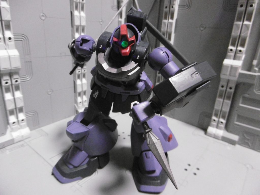 武器を構えながら、ホバーで斬りかかります。
腕ガトリングは中~遠距離では弾がバラけるため牽制に。
スクリーミングニンバスは、攻性防御フィールドを形成「しません」。
普通にミラージュコロイドと用います。隠密行動の生命線。
攻撃を受けずにホバーで躱す戦術を取るので、攻防一体技は必要なし。
慎ましくあれッ