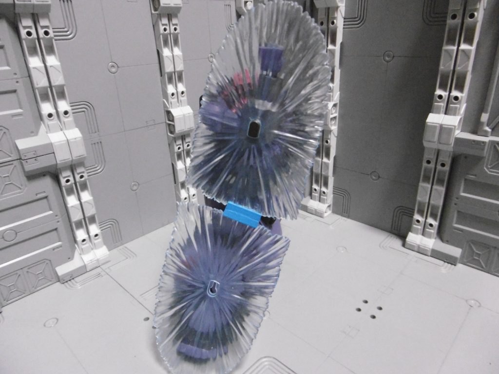 隠れ蓑【ソリドゥス・フルゴール】を展開(ビームシールド名そのまま)。
ミラージュコロイドによる隠密行動は、消費エネルギーが高い問題あり。
その代替策として、消費量を抑えた攪乱幕。光を屈折させてセンサーにも掛かり難くし、肉眼での視認性も下げる効果。
姿を完全には隠せませんが、よほど近距離でない限り正体を隠匿し易いと思います。隙間からも一部しか確認できません