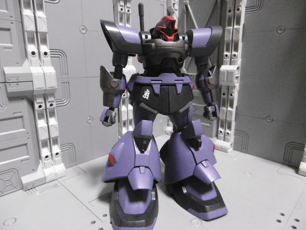 肩アーマーとイージーウィザードを付ければ、普通の暗いドムトルーパー。この姿であれば苦無などの特殊な記号を持たない限り、誰も忍者だとは疑わないでしょう。
他のトルーパー小隊に紛れての任務遂行も可能な事から、本物の忍者設定(陽忍)も想定しています。姿を現しつつ忍具を使わず騒ぎを起こすなら、ドムの得意分野です。ビームも実弾も一切怪しまれませんから、ギガランチャーの本領発揮(塗装していないので持たせていませんが)
陽忍として行動する場合、梵字が意味を成します(覚醒)。ニンジャ時は単なるマーキングで、深い意味はありません。
詳細は省きますが【普賢菩薩】は「悟りの実践的側面の象徴」「瞑想・修行の象徴」「女性の救済」を意味します。ドムトルーパーは女性的なデザインでもある事から、より陽術の効力も強まるかと。
また対なる梵字【文殊菩薩】と好相性で、互いに効力を高め合います。パートナーが陰忍なら不足分をも補えるため、タッグを組んで分担すれば戦わずして勝利を収める事も容易
機体名の当て字は陽忍としての表記で、ニンジャとしては元機と同じくカタカナ表記による運用。呼称なら発音が同じ故に疑われません