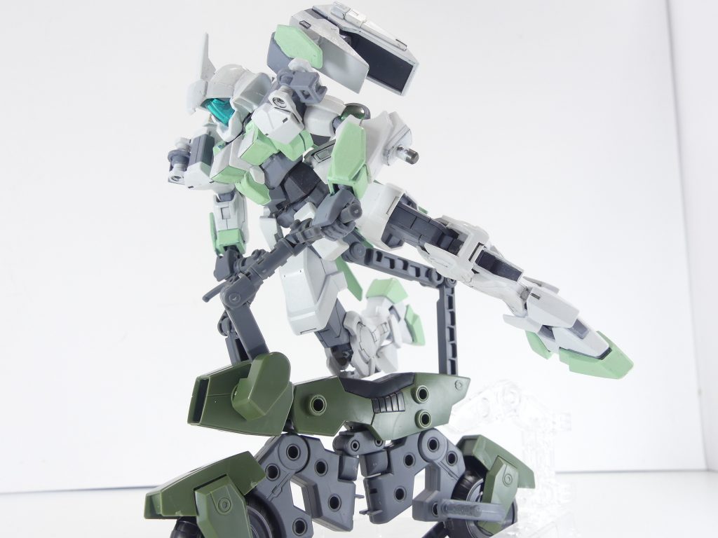 スケールチェンジ：ダイバー用に生み出された（ナミがガンプラを非所持だった）マシンライダーだが、スケールのチェンジを行うことでガンプラも搭乗可能となる。ネイキッドを乗せて。･･･飛び乗りになっちゃう。四角ポリ経由で接続アームを伸ばし、ガンプラの腰３ミリ穴にはめて乗せます。もちろん使用の有無は自由。アームの中間は２軸になっておりある程度の融通が利くほか、中間までで使用することも可能。