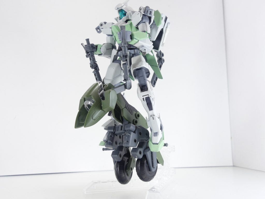 スタンドポジション：バイク自体を変形させることでホッピングのような形態に。悪路にも対応し跳ねるように進む。フロントカウルを変えて。余剰カウルはスタンドの後ろに差し込む事ができます。変形の際一部は差し替え、手は持ち方を逆にする必要があります。