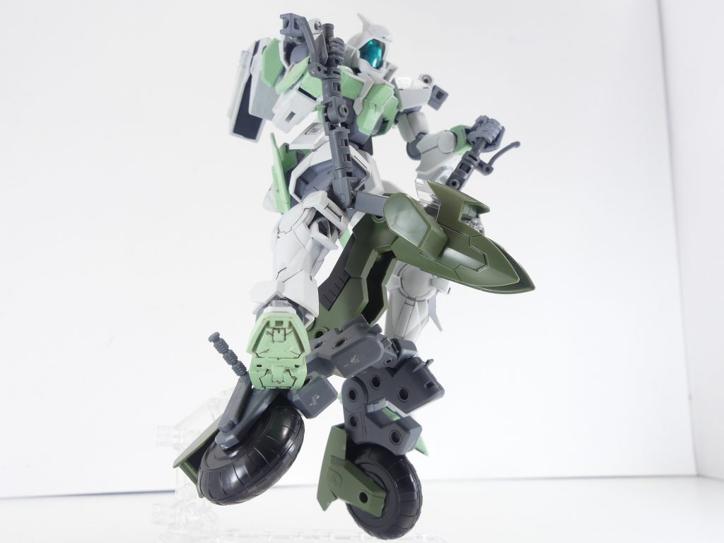 第45改「なでしこは駆ける」あたしだって、このＧＢＮではなでしこ。駆けさせてもらうわ。「ブレイクデカール」事件は、いろいろとあった末に終息した。･･･って、書いちゃうと早いわよね～。実際、あたしも根絶には協力したものよ。「有志連合」にも、一応参加して･･･あのビグザムにやられたけど。･･･で、ＧＢＮ内には安心感と余裕が広がって。あたしもようやく、勝利の美酒に酔いしれることが出来たって訳。イベントもたくさんあったわ。「ロータス・チャレンジ」（超巨大な機動要塞を地上から撃破する難関ミッション）やら、「ナデシコアスロン」（女性ダイバー限定の競争を模した大会。有名メーカー・サザメス主催）とかね。このうち、ナデシコアスロンは･･･一応あたしにも権利があったけど、参加しなかったわ。ガンスタグラムがどうとか･･･ナデシコアスロンでは、「奇跡」が起きたの。レース中、バグの影響で壊れてしまったワッパなどのマシンを、どこかから持ってきた奇跡のパーツ・ミラクルニッパーによって再構築。このマシンライダーとして再生させたんだって。マシンライダーを操るフォース・「ビルドダイバーズ」のナミさんは格好良かったという噂も広がってて･･･まぁ、凄い。レース中に？みんなの協力で？ビルドしたものを･･･ゲーマスが気に入っちゃって。いつか、一般ミッションの報酬として登場させようという話も出ているわ。それに伴って、あたしも乗りこなしてるとこ。あたしだって、「なでしこ」ですもの。でも、気になるのは･･･最近、またしてもバグが増えてきているところ。ゲーマスも大変よね。徐々に、またぴりぴりムードが戻りつつある今日この頃です。