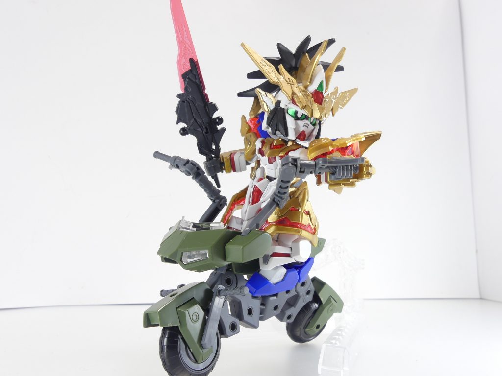 創傑伝の移動手段はバイクなので劉備ユニコーンでも似合います。足が長いのも強み。乗せるだけだった三国伝時代の馬に比べると安定感が違います。なお、この写真のように乗せる場合は要ビルドハンズです。スタンドでのサポートはしていません。