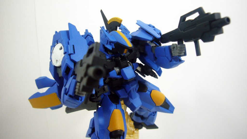 背中にはGNサブマシンガン