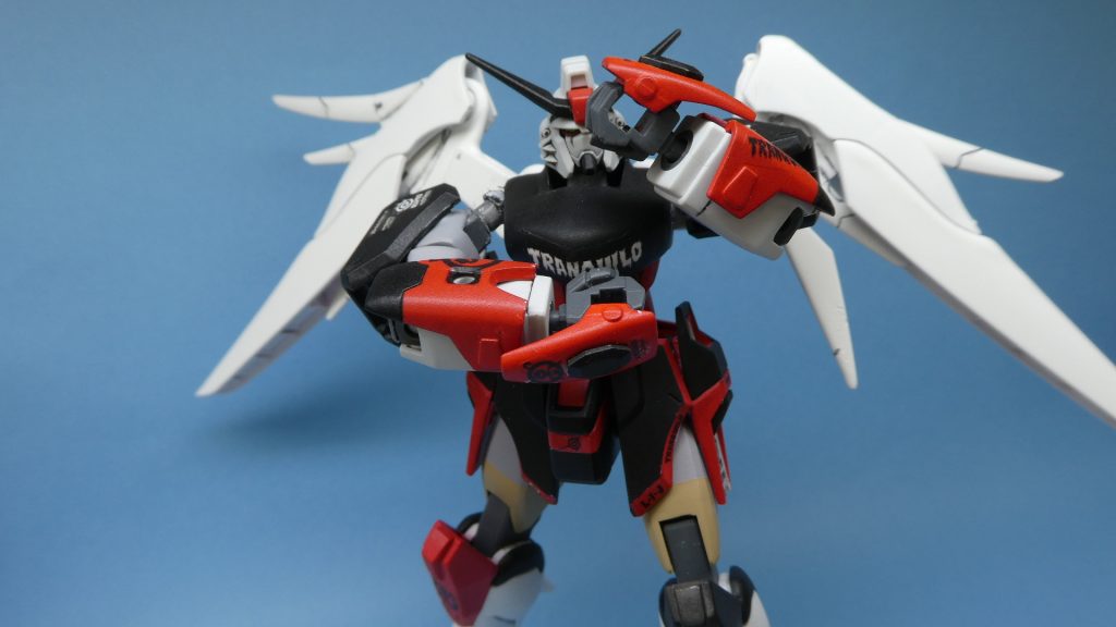 左手の親指と人差し指で目をかっぴらいていると思ってください。