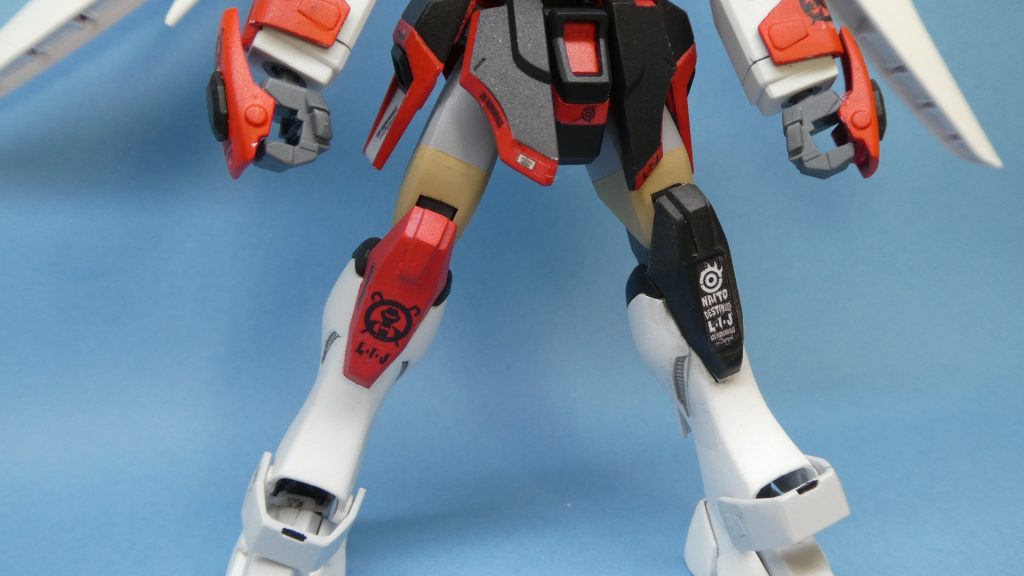 脚部。レガースの白、二―パットの赤と黒、そしてテーピング。左右の色分けが肝のはずが、言うほど目立たねえではねえか。