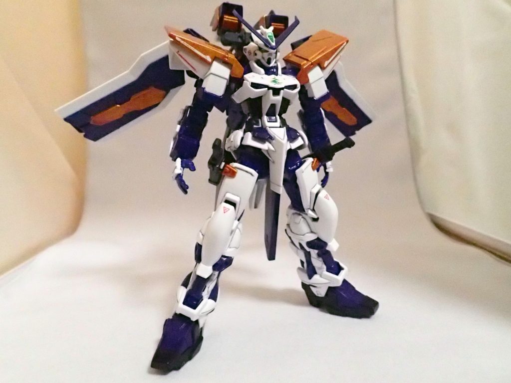改修点は以下の通りです。
・チンガードを削り込み、顎を引けるようにした。
・肩にフィラープレート挿入し肩幅を0.5mmずつ延長。
・股関節も同上。
・太ももを1mm延長。
・腰を2mm延長、腰後ろのバッテリーパーツの取り付け位置変更。
・肩追加装甲を1mm延長、追加装甲下にフィラープレート挿入し、角度調整。
・タクティカルアームズの接続をネオジム磁石に変更。
・つま先を2mm延長。
割と地味な改修でした。。。
