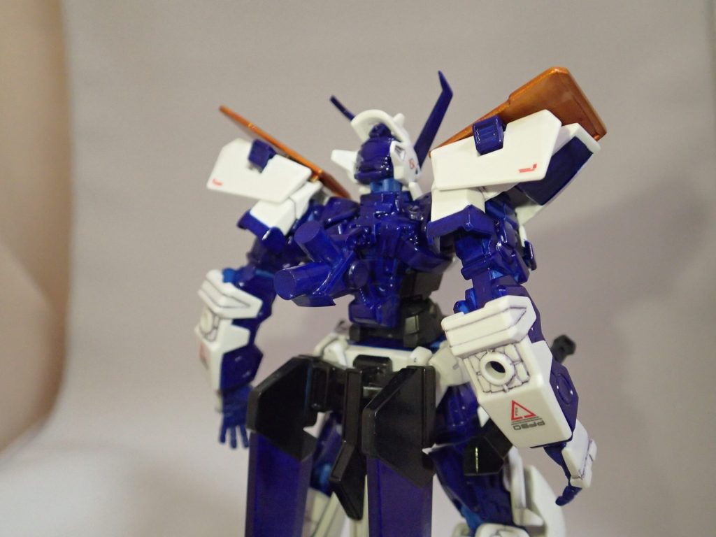 タクティカルアームズを外すとこんな感じです。
受けフレームが無くなったので、かなりスッキリしました。
5mm丸棒の中にネオジム磁石を仕込んだものを2つ、フレーム基部に取り付けました。
全てブルーにしているので、写真だと分かりづらいですが。。。