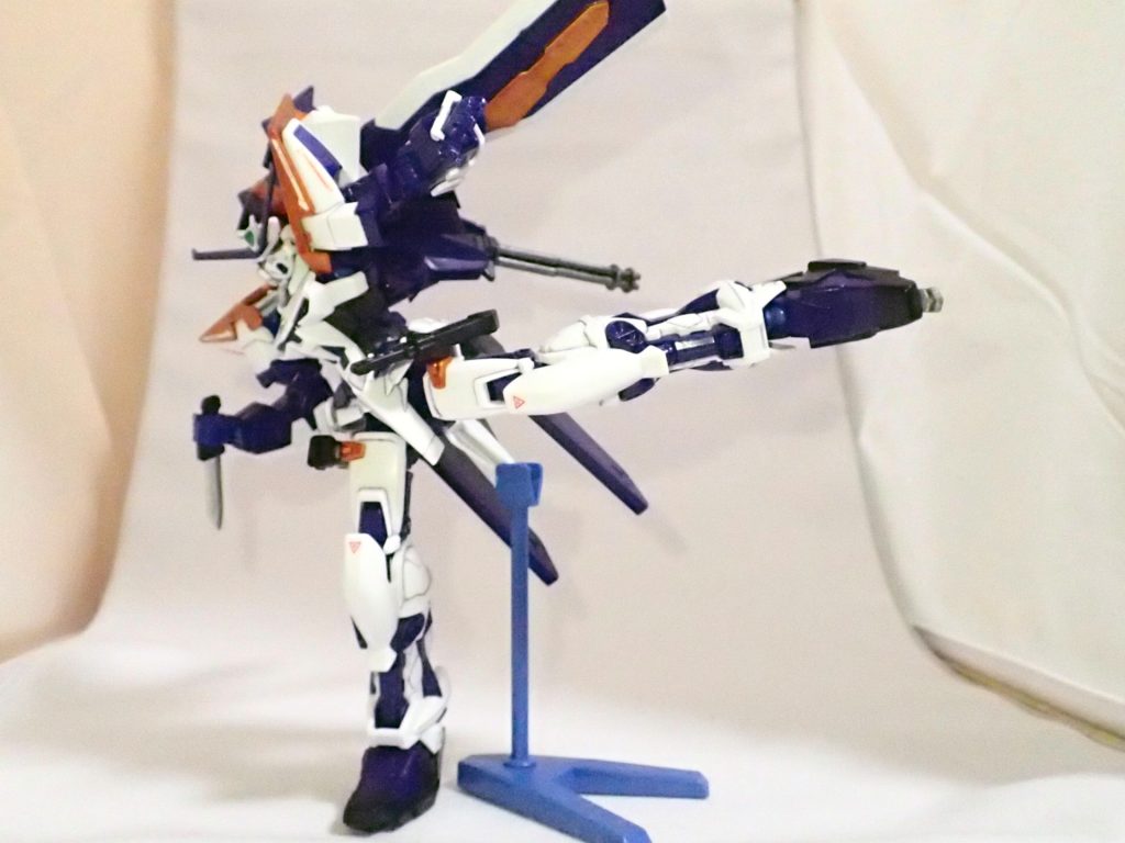 つま先のアーマーシュナイダーの差し替えは、そのまま残しました。
可動に関しては、元々のキットが優秀だったので基本そのままです。