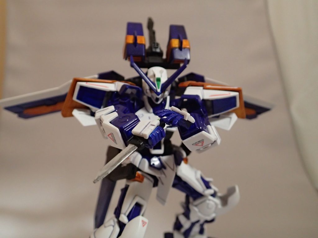 アーマーシュナイダーが取り回しもしやすくアクションも決まるので、
遊ぶにはこっちの方が楽しいですね。
刃の部分をシルバーとスモークグレーで塗装してみましたが分かりにくいです。