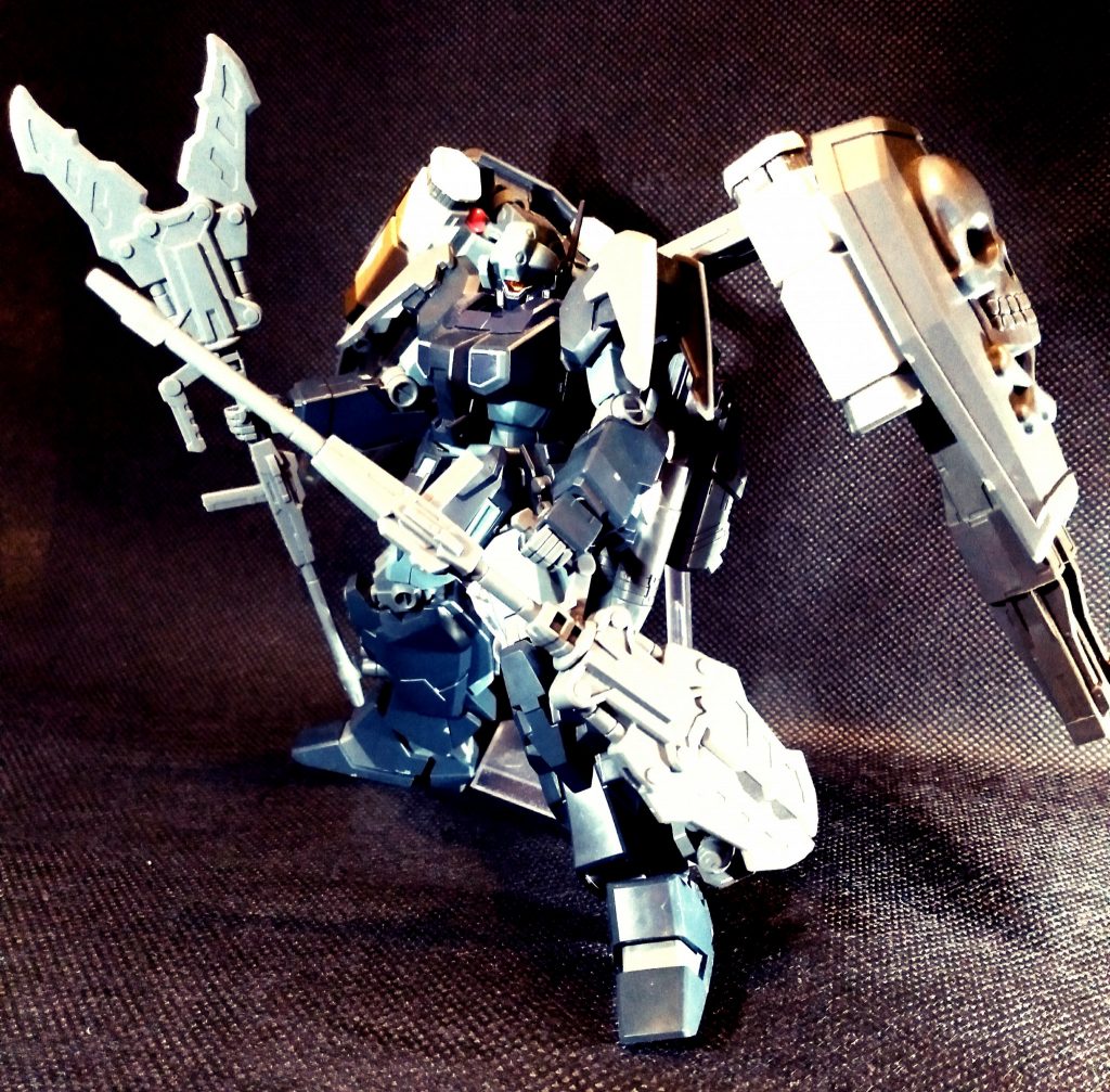 両サイドのウェポンバインダーは、シールド、ブースター、ダインスレイブの機能を持ち合わせており、攻防一体のバックパックです。