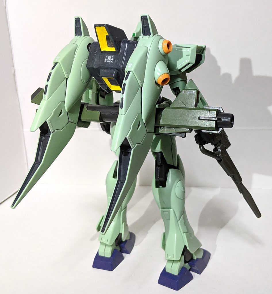 基本的には、元キットのガンイージの色替えとなってますが、特徴的なバックパックがしっかり造形されて再現されています、胸部ダクト内部・バックパックのバーニア・左右のブースターの一部などを塗装する必要があります