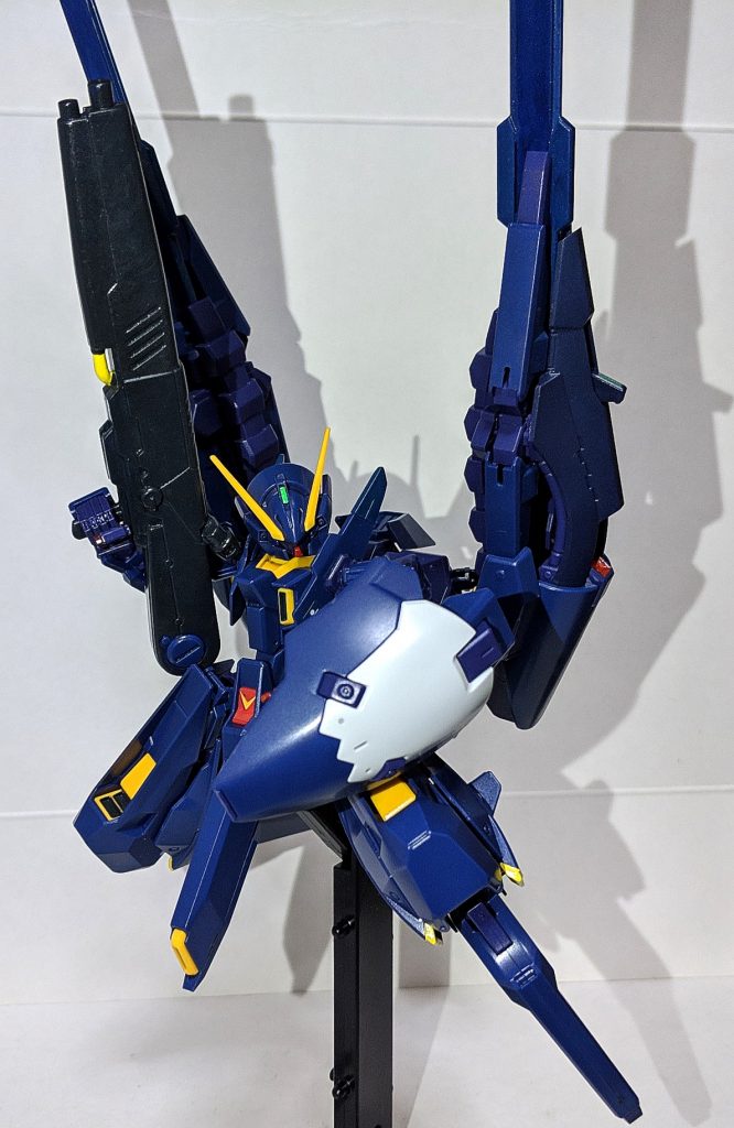 新たに追加されたビーム・ライフルとシールドはしっかり装備させることができ、緩いという事はありません
シールドは気になりませんが、ビーム・ライフルは色分けが全くされてない為、こちらも塗装する必要があります
また、元のキットのパーツは全て揃っている為シールドブースターを持たせることやティターンズカラーのウーンドウォートを作る事も可能となってます