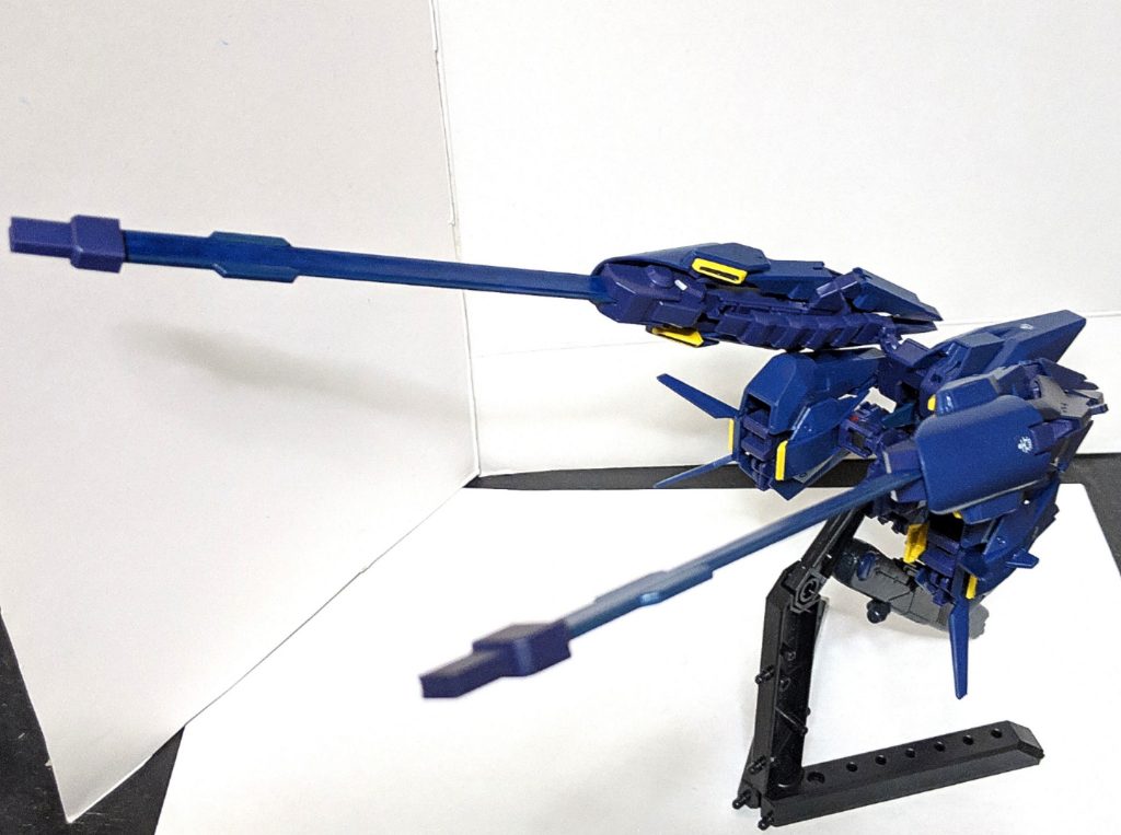 MA形態もしっかり再現可能、左右のシールドブースターもあってかかなり大型に見えます、またビーム・ライフルを下部に固定させる事が出来ます