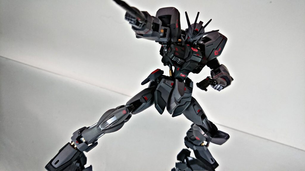 *『雑魚ぐらいなら…。威力はいらない。』*
腰にマウントされている、二丁拳銃は威力は低いものの、連射する事が出来、反動も少ないため重宝されている。