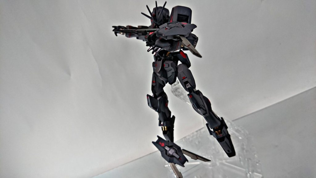 『クロー』は武器から離れて『パイロットの意思』で飛ばす事も可能。
*『だからさ……どうせ逃げられないんだから……。』*