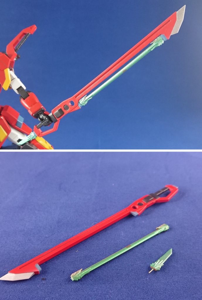 ## 武器各種
 メイン武器であるシュベルトゲーベルですが、キットだとビーム刃と一体整形になっていたのでエッチングソーでカットし、0.5mmのラインチゼルでビーム発射口を再現。ビーム端には0.5mmのプラ板を接着し、シュベルトゲーベルに取り付けられる様にしています。柄の部分のビームはΦ0.5のシンチュウ線での取り付けになっています。
 これで待機状態と戦闘状態の両立が出来ました(happy)