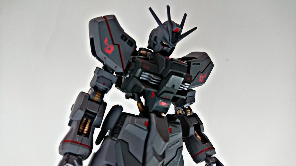 右目からは*『血の涙』*をイメージとした赤いラインが入っている。