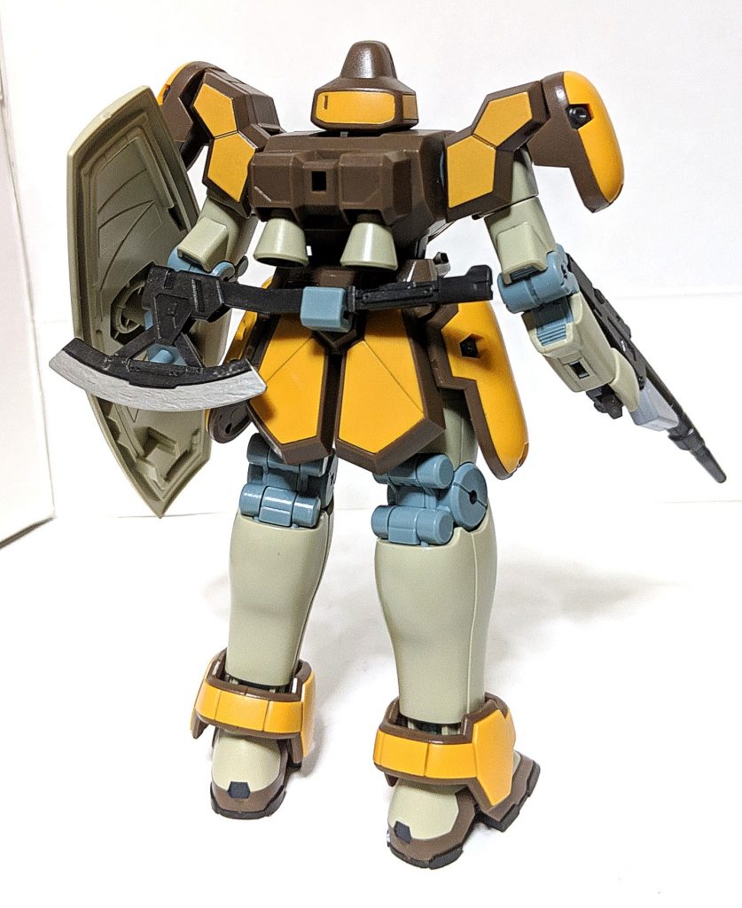リーオーに引き続きHGACにて立体化された量産機第二弾とも言える本機、設定上40機存在しそれぞれが専用のカスタマイズが施されているとの事ですが、本機体はどうやらその改造前のベース機とも言えるスタンダードな状態だそうです
キット自体はリーオーに続いて組み立てやすさと可動を追求した物となっており、色分けも優秀な作りになっています
ただし、各装甲のスラスターやビームライフルのカートリッジなどの色が足りない為塗装する必要があります