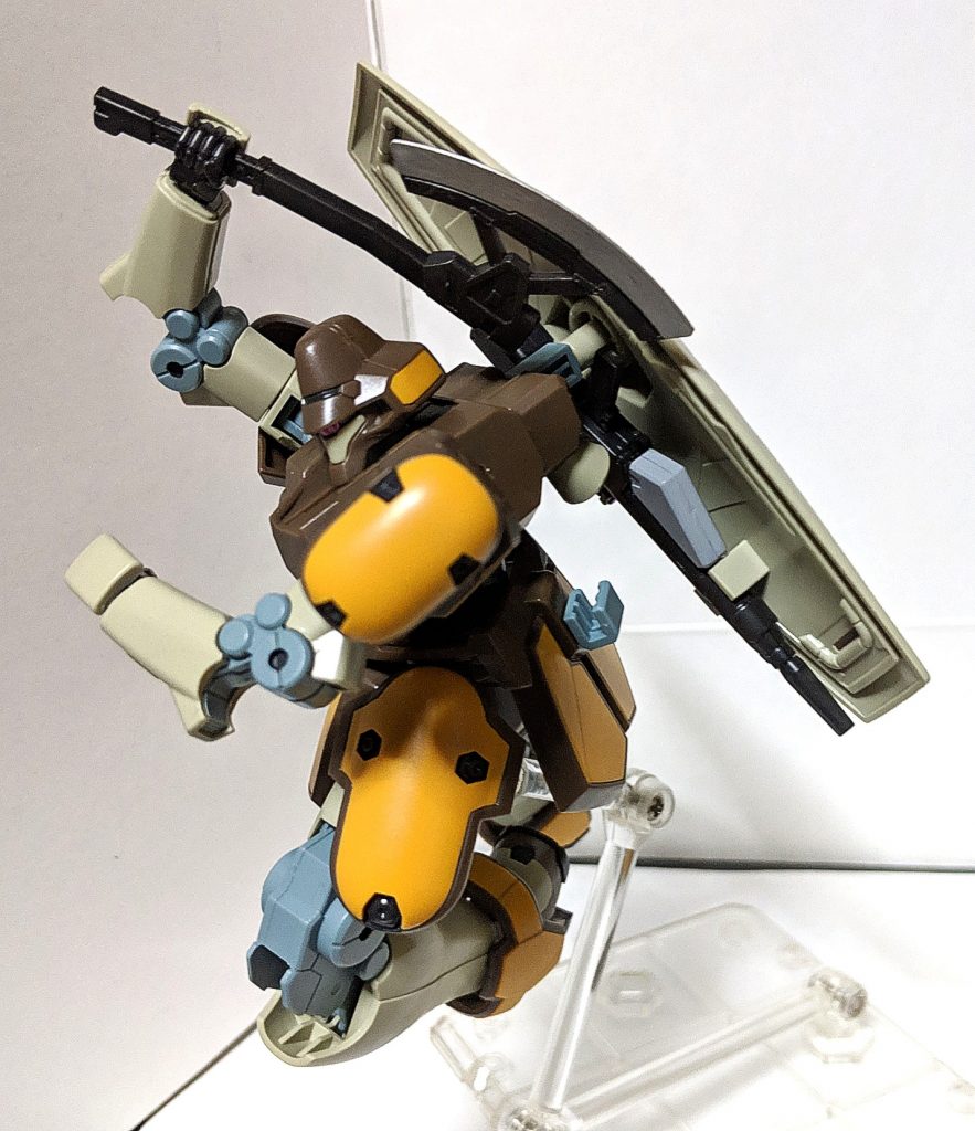 シールドは専用パーツに付け替える事でバックパックに取付可能、またシールド裏にビームライフルを固定する事も出来ます