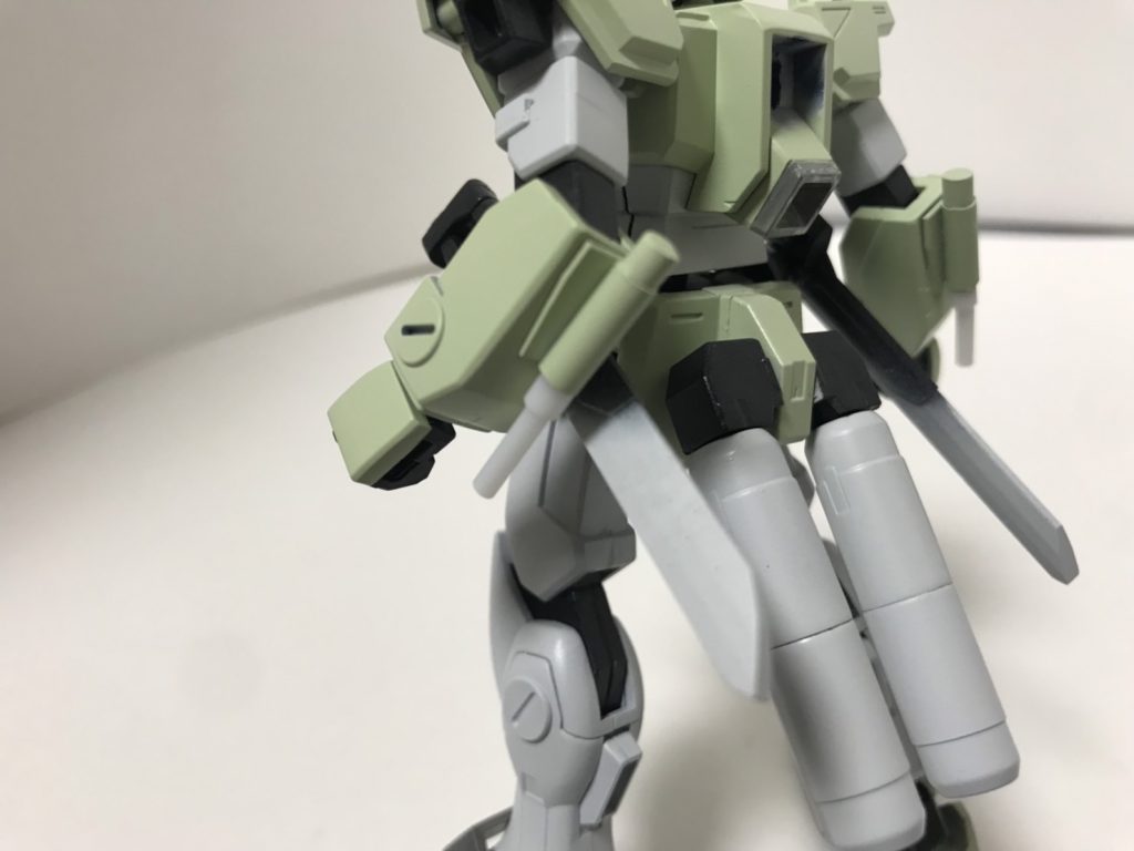 腕の裏に、ビームピック
腰には刀のような武器(名前決めてませんでした・・・・)