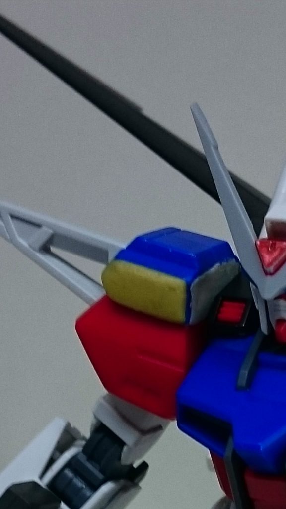 肩はスターバーニングガンダムをベースにデスティニーガンダムの肩を成形して接着
パテを盛って乾いたら削り形を整えました