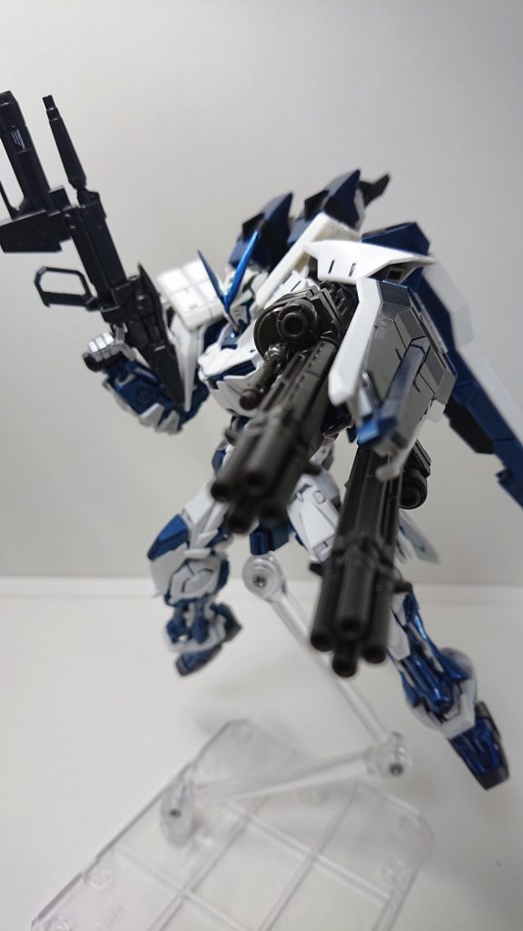 【グレネードランチャー付きビームライフル】
ジャンクパーツのグレネードランチャーをライフルの銃身下部に接着。
【ビームガトリングガン】
RGフルアーマーユニコーンから拝借。
撃ち尽くしたらパージ!っていうのが武装が好きなので・・・