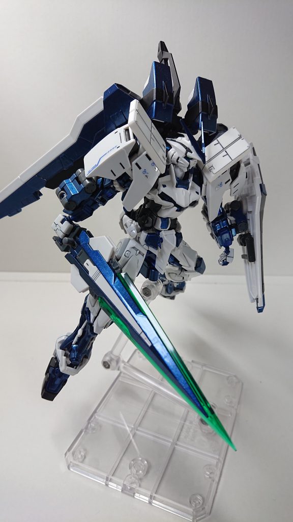 【実体剣(コバルトソード)】
RGクアンタフルセイバーのGNカタールを剣のように持たせられるように改良。
実体剣ならエネルギー消費の大きいビームサーベルに代わりなる。