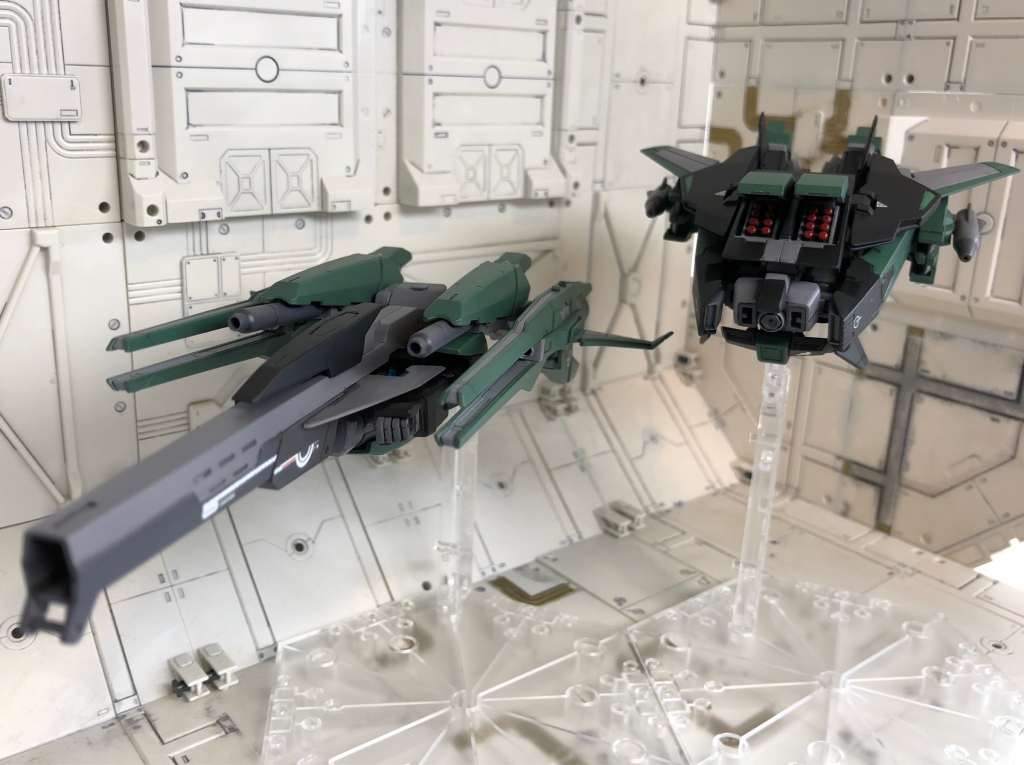 *チェストコアアタッカー・レッグボマー*
原型機のインパルスではもて余しがちだった分離後の飛行形態がより重視され、通常の航空機と変わらない飛行性能を与えられた。
コアスプレンダーは省略されており、上半身はチェストコアアタッカー(攻撃機)、下半身はレッグボマー(無人爆撃機)へ変形し、近接航空支援も可能な航空機として機能する。