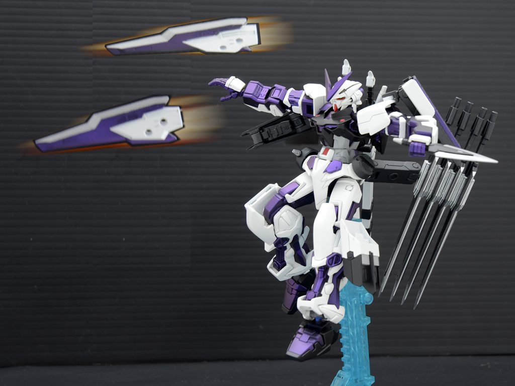 ウイングは近接防御・迎撃用のブレイドドラグーンにもなります。