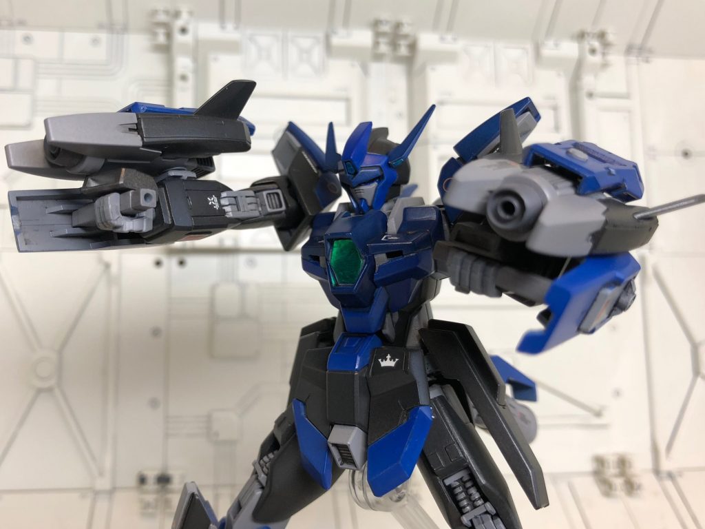 ガントレットのように装備された両腕のビーム兵器は、ビームキャノン・ビームサーベル・小型シールド・反動制御ブースターを一体化した複合兵装である。
主兵装のビームキャノンは、短射程にすることでエネルギー消費を抑えたカリドゥス複相ビーム砲改。射程が短いこともあり、基本的には至近距離で射撃を行う。最大出力で射撃する際は、引き起こしたビームサーベルをグリップとして使用する。