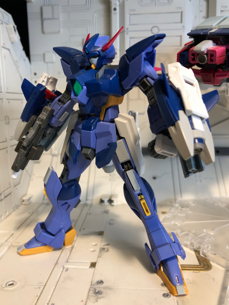 ■工作
・アルクの腰のビームキャノンは腕に移植、スラスター、装甲板、モールド入りプラ板などで形状変更。ライトニングガンダムのサイドアーマーと組み合わせて複合兵装にしました。
・全身の装甲を切り分けたり、隙間を作ったり、プラ板を貼りこんだりスジボリを掘ったり。バックパックはアルクとランシェのものを組み合わせて使用。腰のサイドアーマーとタンクの装甲はメガライドランチャーから加工して流用。オプションが少ないので本体にしっかり手を加えました。
・手持ち武器は鉄血の武器セットからそれらしいのをチョイス。
■塗装
・主にガイアカラーをエアブラシで吹き付け。妻にお伺いを立てながら青と紺を調色し、本体色は黒に近い濃いグレーでライダーのアンダースーツをイメージしております。そのままでは地味になってしまうので、フレーム色は明るいグレーに。マスキング地獄を味わいながら塗り分けました。
・デカールは白・赤・オレンジをちりばめて色の幅をもたせ、センサー類はホイルシールをナイフで切り出して貼りこんでいます。
・クリアコートはフラットベースの量を調節して半ツヤに。PS装甲ですし。