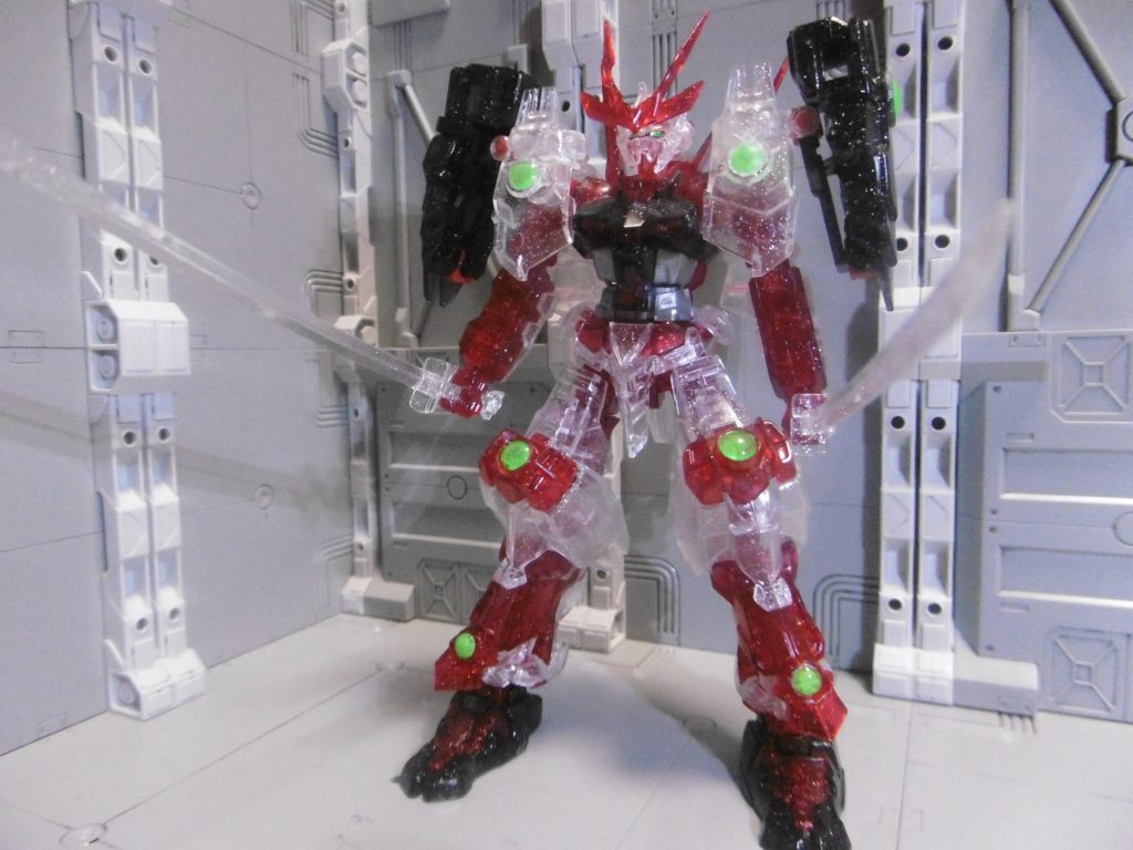 Ｈ・アイズを使った素組の『ＨＧＢＦ戦国アストレイ頑駄無ＰＰＣｖｅｒ.』もかっこいいのですが、敢えて忍者イメージにしてみたくなり分解。
クリアー成型パーツは素材の性質上かなり硬く、一度組んでからの分解は強くお勧めしません。最悪パーツが砕けます。現に何ヶ所か砕けました。特に膝当て基部の被害が甚大
加工もなるべく避けるべきです。通常プラと違い、丁寧に作業しないと簡単にヒビが入ります。ニッパーで切断するとバキバキ逝きます（逝った）。

クリアーガンプラの御改造は計画的に。