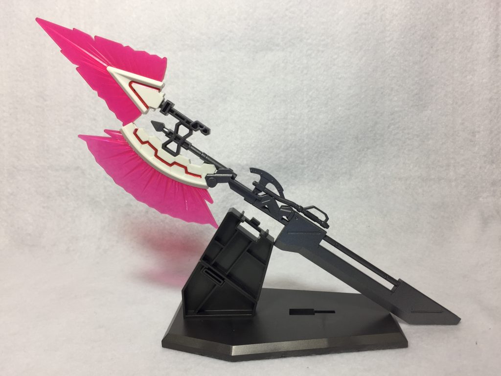 ## ハイパービームジャベリン´(ダッシュ)
ユニコーンガンダムの装備であるハイパービームジャベリンだが「細くて脆そう」とのトムラを含むガランシェール隊の整備班により改修された。分厚いバスターソードを軸にしてジオンらしい無骨な武装となった。
(ハイパービームジャベリンはクシャのものしか所持して無かったので無理矢理持てるようにビルドしました)