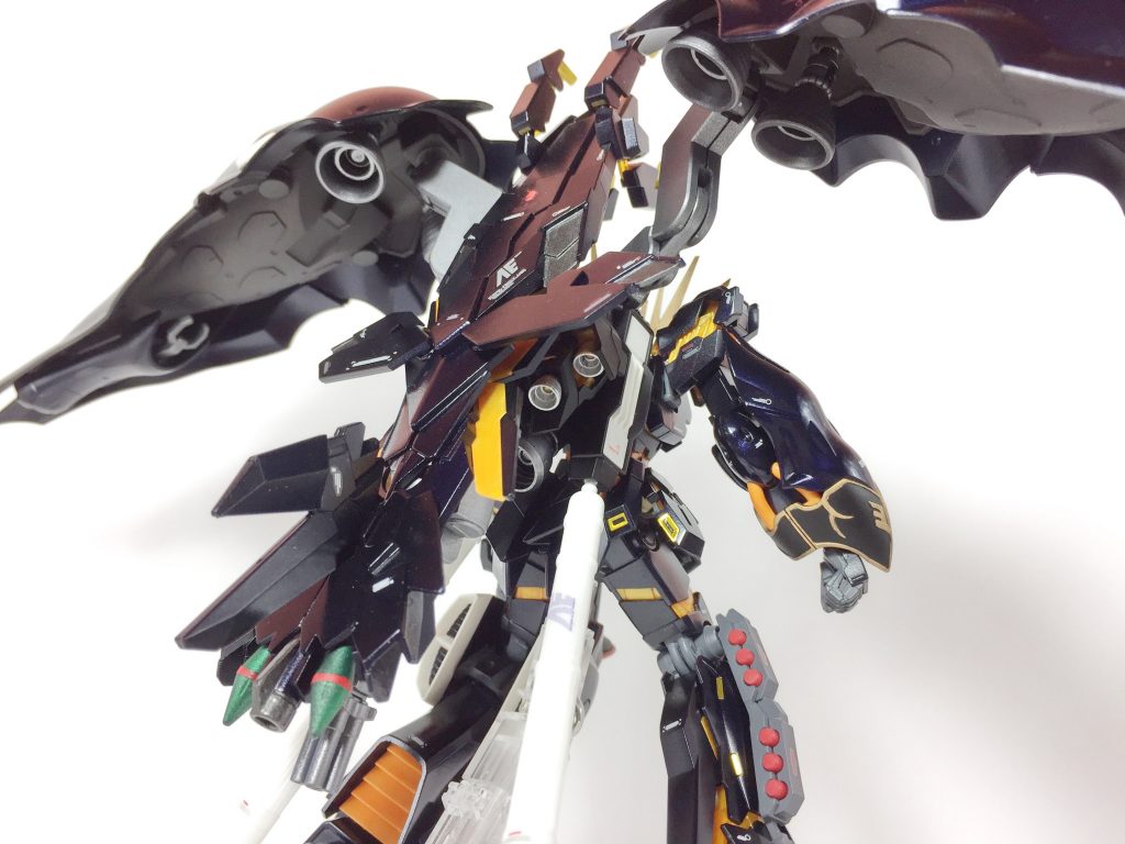 本来のアームドアーマーDEの様に補助ブースターとして背部に装備する事も問題ない。