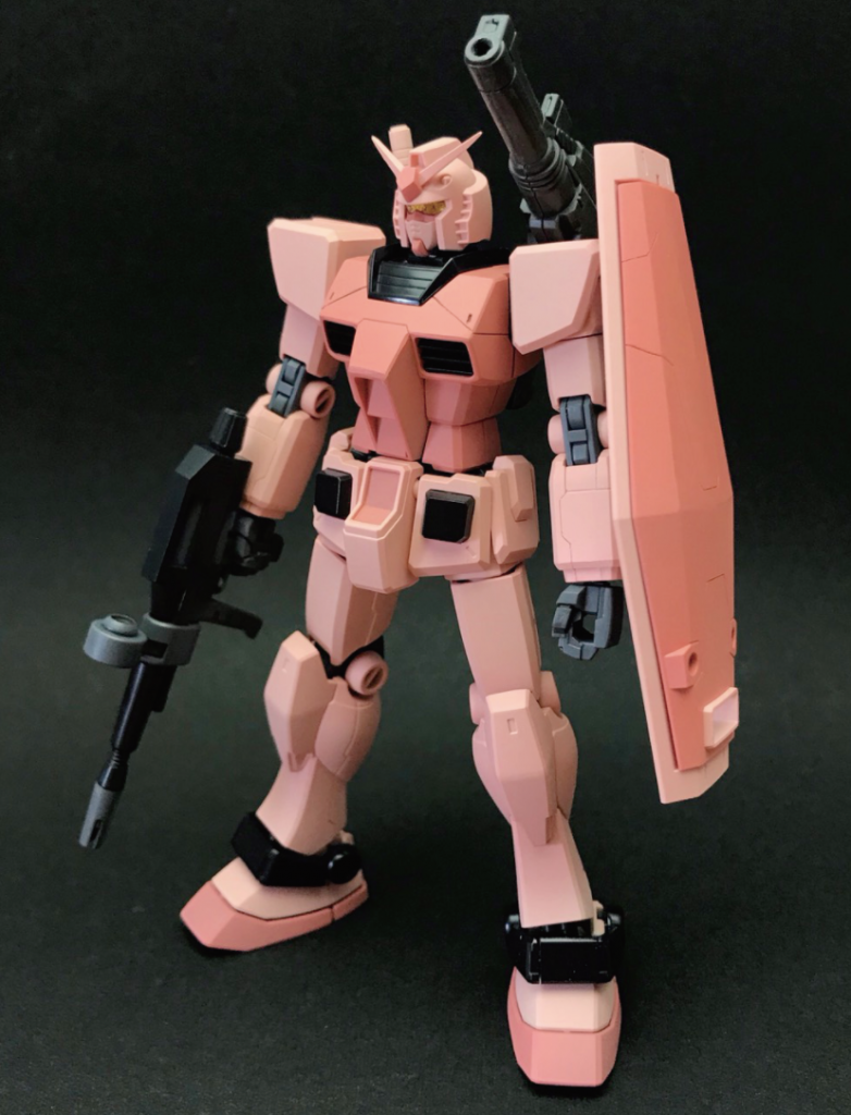 レッド系の発色を引き出す要素とカラーバランスの確認用として
ピンクサフを下地に使いました。
基本塗装のガイドになるように、このピンクサフにちょっと、
レッドとか栗色系混ぜてコントラスト比を見ながら塗り絵の下書きのような感覚でサフ作業をしました。