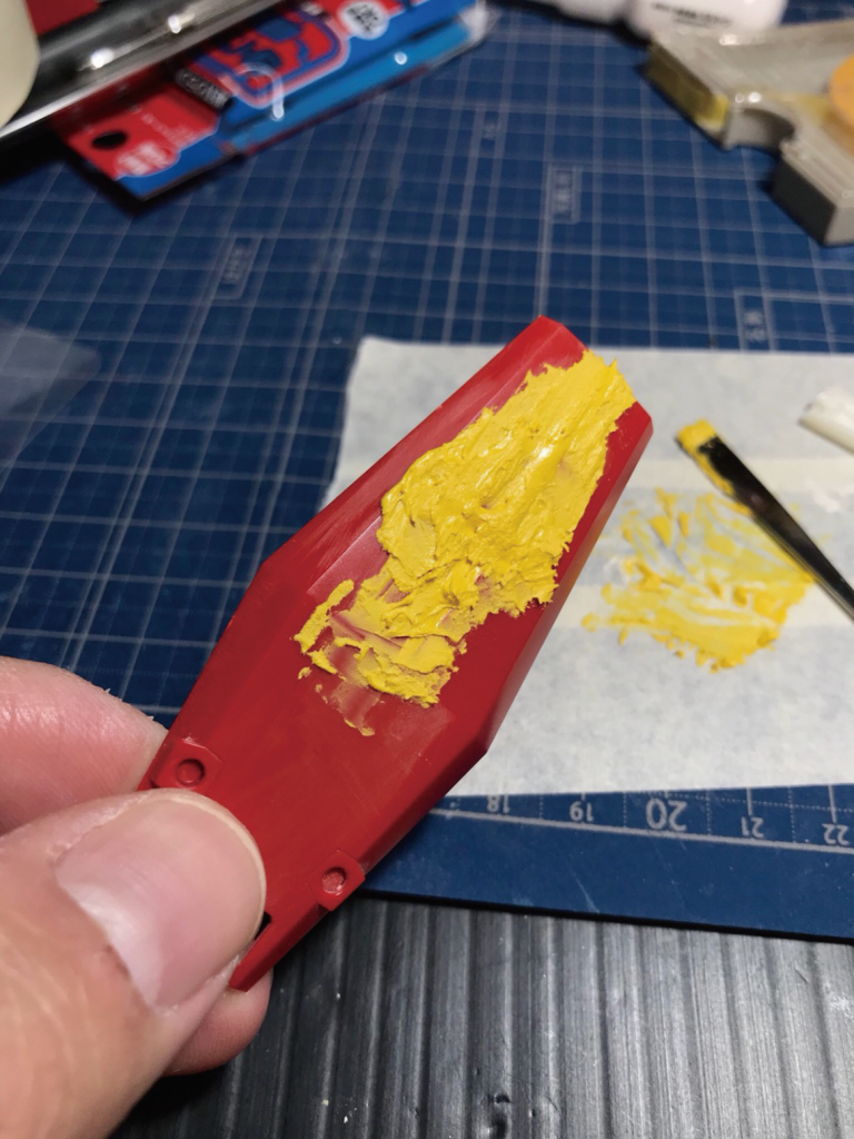 前回のミスを改め一旦リセット!瞬着をパテとして使用!
十字のエンブレムをしっかり利用して裏表をしっかり固定、そしてひたすらヤスリで十字を削って、シールドをフラットに!!ここさえクリアすれば、キャスバル機はどうということはない。