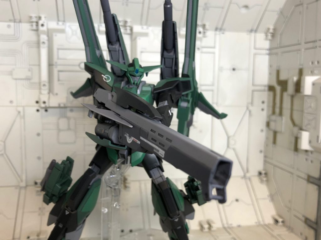 主武装はオルトロス高エネルギー長射程ビーム砲をベースに、飛行形態との兼ね合いを考慮して設計された大型ビームライフル。分離時の機首を兼ね、分離時の空力特性の向上にも貢献している。