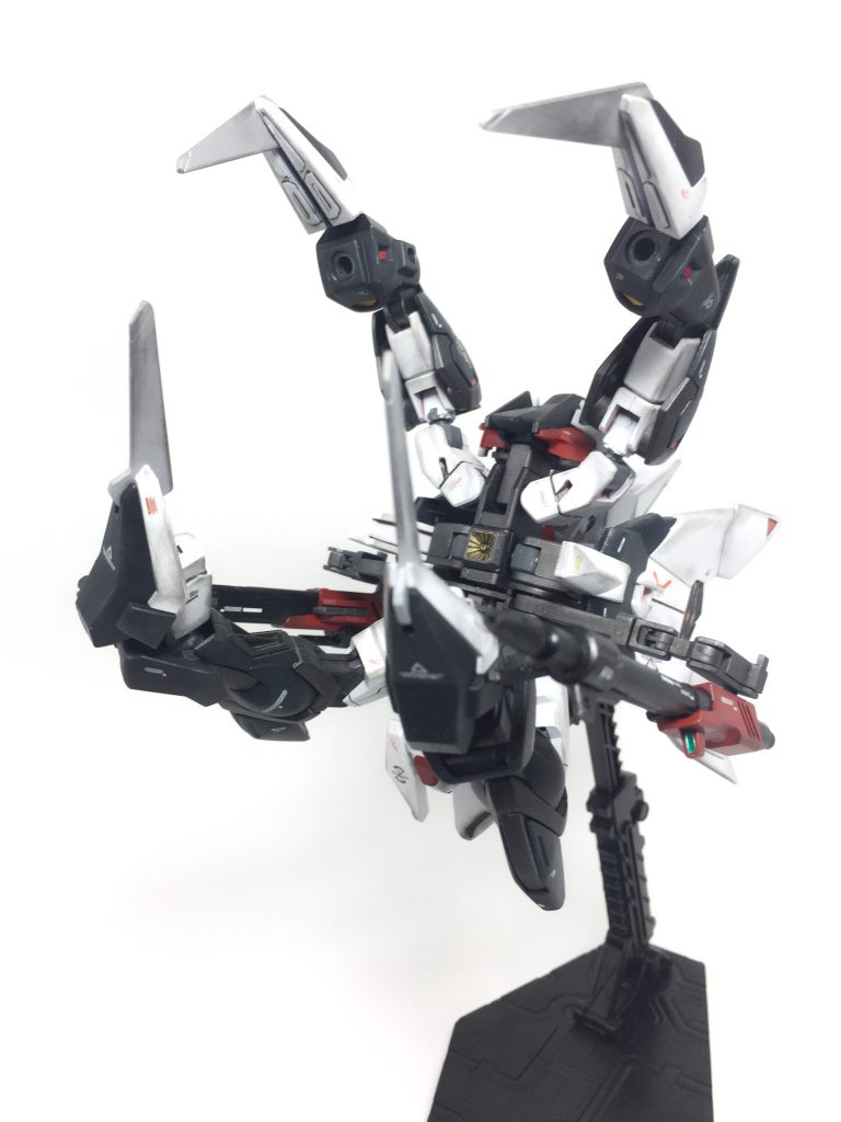 ## MA変形砲撃戦形態「スキュラ」もちろんイージスMA形態での最大特徴である580mm複列位相エネルギー砲*「スキュラ」*も使用可能である。またMA形態でありながらバスターの武装が使用可能である点も相手にとって脅威となる。