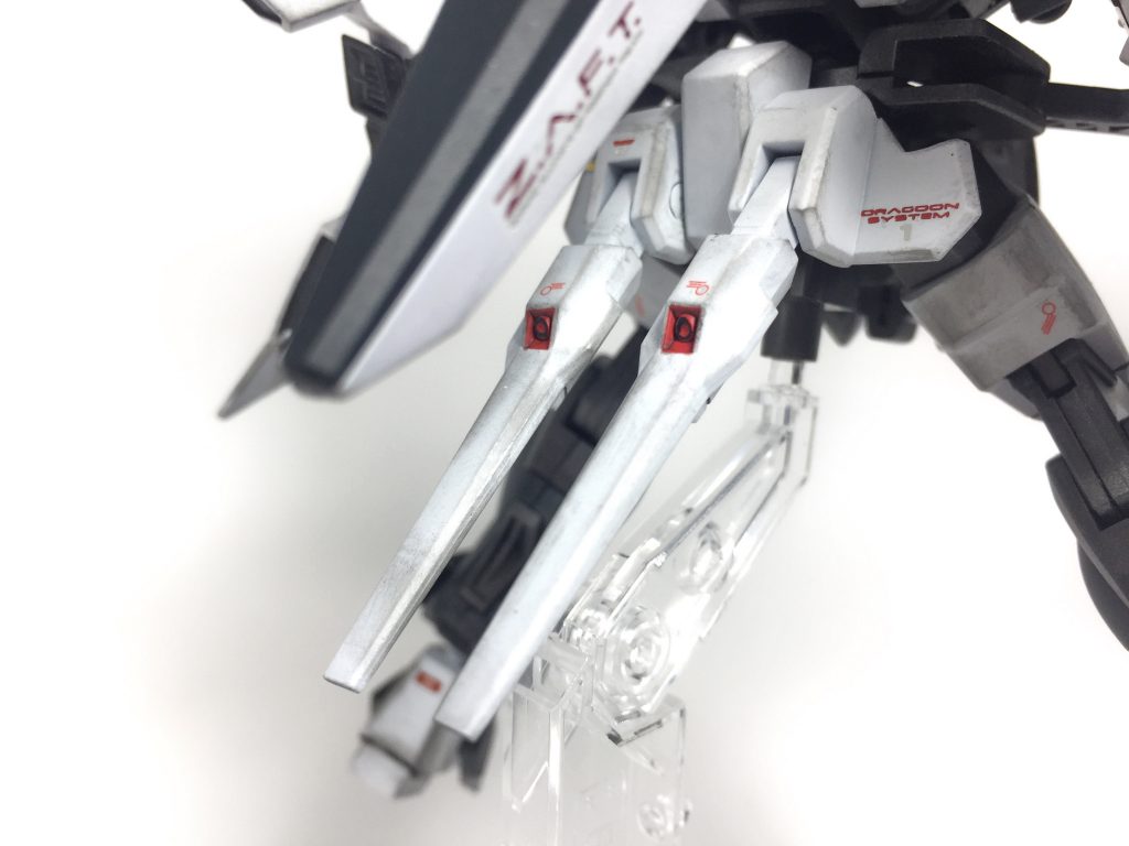 ## ドラグーンシステム(プロトタイプ)空間認識能力が常人とは桁違いのクルーゼの為に開発されたオールレンジ攻撃可能な火器。プロトタイプである為、有線式かつ長時間の運用は出来ないが死角からの攻撃は十二分に効果を発揮する。ゼニスストライクで得られたドラグーンの戦闘データは後のプロヴィデンスガンダムに活かされる事となる。(ムウのパーフェクトストライクにガンバレルを取り付けたので対抗してドラグーンを着けてみました)