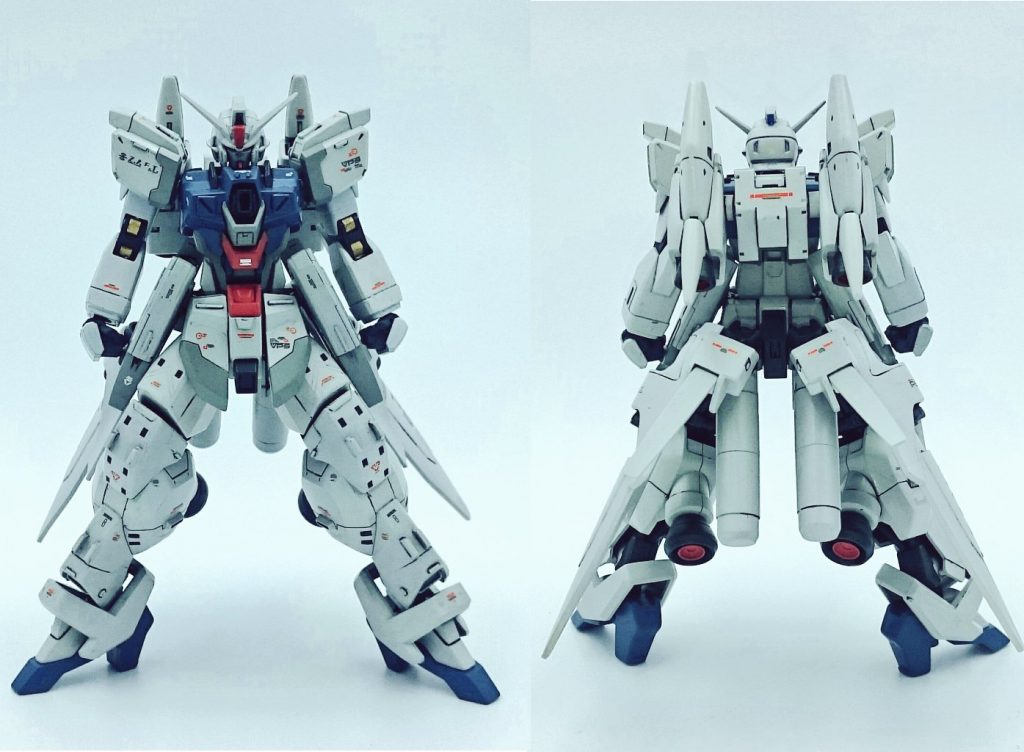 【フロント&リア】
バックパック(一応シルエット)とバインダーは特徴的な部分はそのまま試作3号機から拝借し、アルクのプロペラントタンクやカスタムウェポンセットの余剰になるバックパックを組み合わせています。
脚部はアスタロトオリジンから、足先はジャスティマから拝借して組み合わせています。ボールジョイントの径が同じだったため無改造で接続できたのが良かったです。