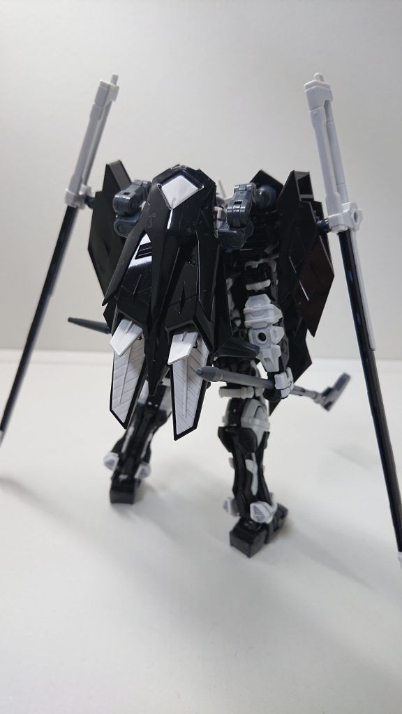 【アクティブクローク(後ろ姿)】
パーツの差し替えで展開状態を再現できるようにしています。