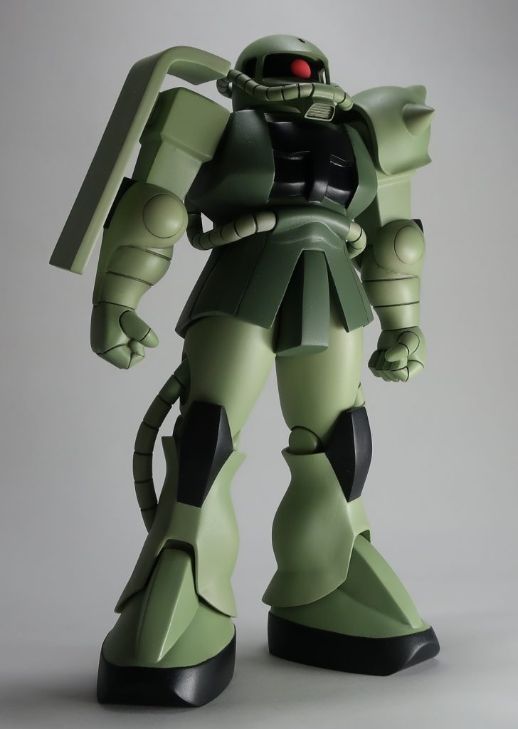 サイズは1/100くらいです。
角が付属しておりシャアザクにも組めたのですが、量産型を選択。